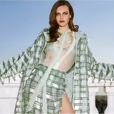 Ένα ταξίδι αισθησιακής κομψότητας με την Gucci Cruise 2025 στο νέο τεύχος Harper’s Bazaar Greece