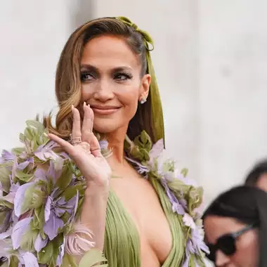 Το BB cream mani της Jennifer Lopez είναι η απόλυτη soft-glam πρόταση για το καλοκαιρινό μανικιούρ