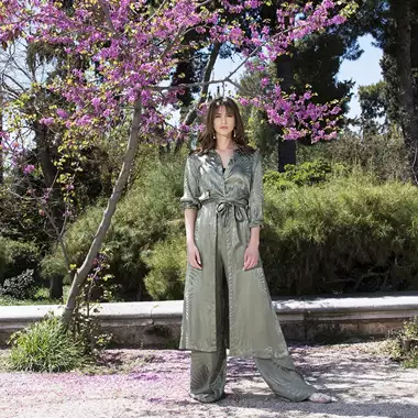 Πώς θα ντυθείτε κομψά αυτήν την άνοιξη σε casual και επίσημες περιστάσεις