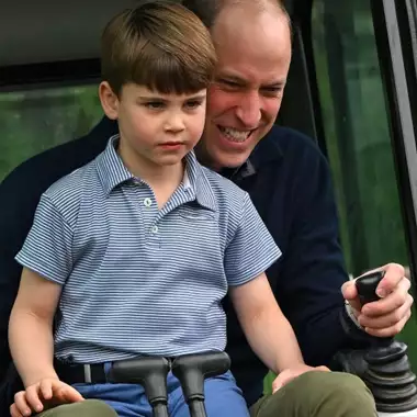 Ο πρίγκιπας William χρειάζεται ωτοασπίδες για το νέο χόμπι του Louis