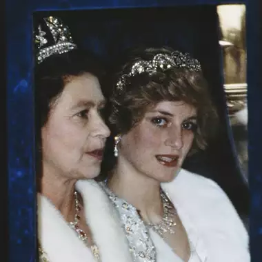 Η παρατήρηση της πριγκίπισσας Diana στη βασίλισσα Ελισάβετ σε οικογενειακό τραπέζι | Η αμήχανη στιγμή ανάμεσα στις δύο γυναίκες