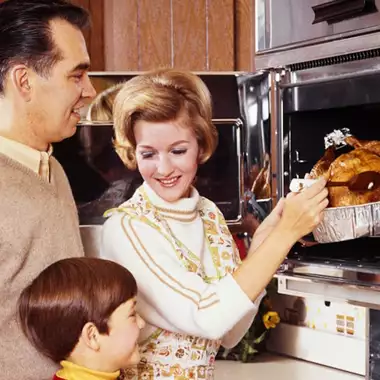 Αυτά τα πολύχρωμα κεραμικά της γιαγιάς επιστρέφουν και μπαίνουν στις πιο μοντέρνες κουζίνες