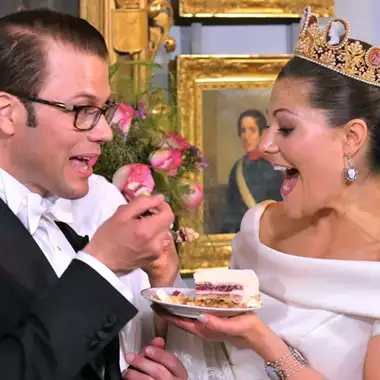 Κομμάτι από royal γαμήλια τούρτα πωλήθηκε σε δημοπρασία και θα καταναλωθεί 78 χρόνια μετά!