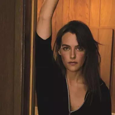 H Riley Keough στο Harper's Bazaar Greece: "Είπα στη μητέρα μου ότι θα τη βοηθήσω να τελειώσει το βιβλίο. Και λίγο μετά πέθανε"