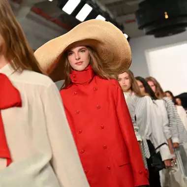 Ralph Lauren Άνοιξη 2026 | Κλασική κομψότητα και δυναμικές αντιθέσεις