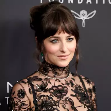 Dakota Johnson | Το κομψό beauty look της πλαισίωσε ιδανικά μια από τις πιο ιδιαίτερες εμφανίσεις της μέχρι σήμερα
