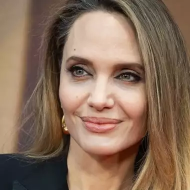 Stitches | Όσα ξέρουμε για το νέο δράμα της Angelina Jolie με επίκεντρο τη μόδα