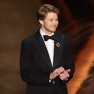 Οι δηλώσεις του Joe Alwyn για το ενδεχόμενο να γίνει James Bond γίνονται viral