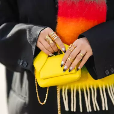 Black French | 3 μαύρα μανικιούρ που θα αναβαθμίσουν το γαλλικό σας