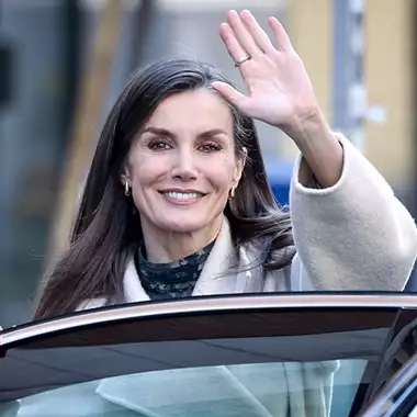 Χωρίς πινακίδες το πολυτελές όχημα που οδηγούν ο βασιλιάς Felipe και η βασίλισσα Letizia