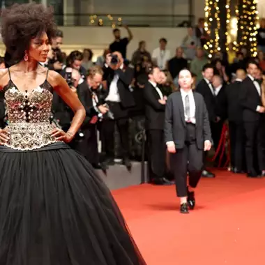 Naomi Campbell | Η εντυπωσιακή baroque εμφάνιση με δημιουργία Dolce & Gabbana στο Φεστιβάλ Καννών