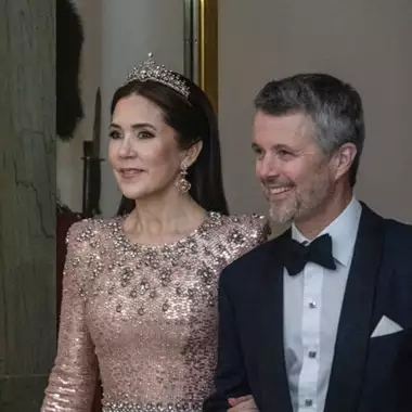 Βασίλισσσα Mary της Δανίας | Σε επίσημο δείπνο με δύο ιστορικά κοσμήματα που έχουν να φορεθούν πάνω από 140 χρόνια