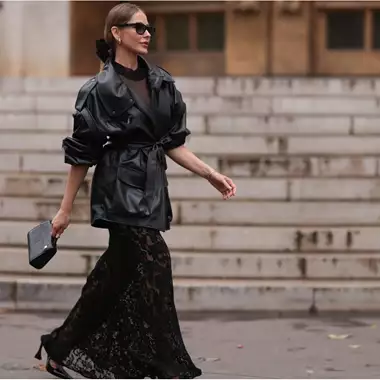 Το μαύρο φόρεμα των ρεβεγιόν είναι δημιουργημένο από τα δύο πολυτελή υφάσματα που αγαπούν οι γυναίκες