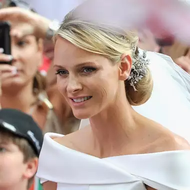 40.000 κρύσταλλα, 30.000 χρυσά μαργαριτάρια, ουρά 5 μέτρων | To Armani νυφικό - έργο τέχνης της πριγκίπισας Charlene