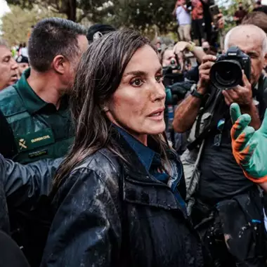 Βασιλιάς Felipe - Βασίλισσα Letizia | Τους πέταξαν λάσπη και πέτρες στη Βαλένθια