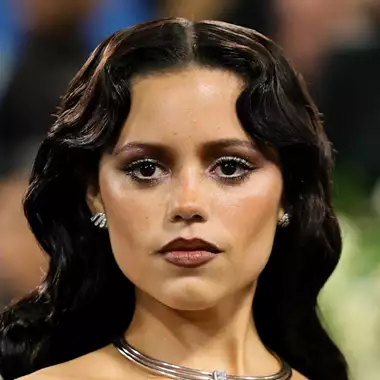 Η Jenna Ortega επέλεξε φόρεμα από χάρακες στο Met Gala 2025