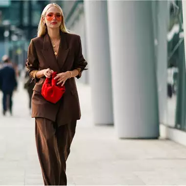 Πώς θα φορέσετε το καφέ παντελόνι την άνοιξη