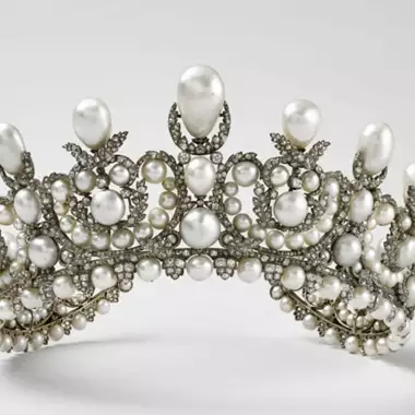 Η ιστορία πίσω από τις δύο τιάρες και τα πολύτιμα κοσμήματα που εκπλάπησαν από το Μουσείο του Λούβρου