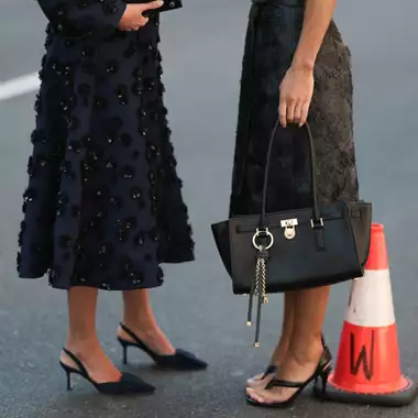 Οι slingback γόβες που θα ορίσουν τα χειμωνιάτικα looks σας έχουν πολυτελή υφή βελούδου