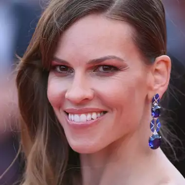 Hilary Swank: "Όταν ήμουν μικρή, ζούσα με τη μητέρα μου σε ένα αυτοκίνητο"