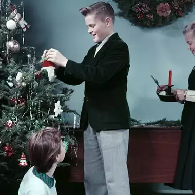 Αστόλιστο χριστουγεννιάτικο δέντρο; H ξεχασμένη τάση από τη δεκαετία του 1950 επιστρέφει το 2025 και διχάζει