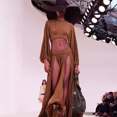 To δυναμικό reset του resortwear