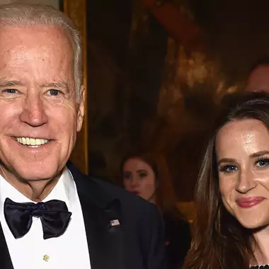 Ashley Biden | Το παλτό που φόρεσε στα θυρανοίξια της Παναγίας των Παρισίων έχει γίνει viral