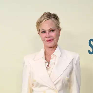 Melanie Griffith | Το ιδιαίτερο παπούτσι που φόρεσε στην τελευταία της δημόσια εμφάνιση μαζί με την κόρη της, Dakota Johnson