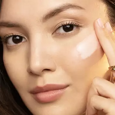 Σύμμαχοι Λάμψης | Τα προϊόντα περιποίησης που πρέπει να εντάξετε στη ρουτίνα σας για νεανική λάμψη