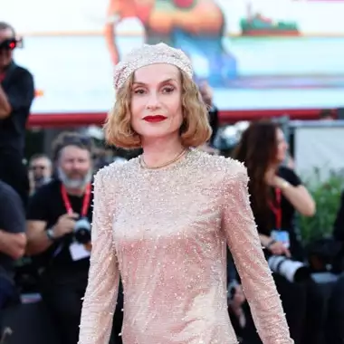 81o Φεστιβάλ Βενετίας | Η Isabelle Huppert με αποκαλυπτικό φόρεμα Armani Privé