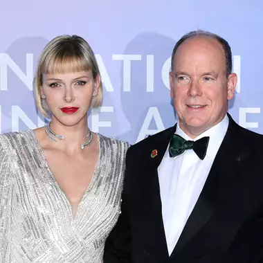 Η επιτομή της κομψότητας | Η εμφάνιση της πριγκίπισσας Charlene με λευκό φόρεμα και χρυσές λεπτομέρειες στον Χριστουγεννιάτικο Χορό του Μονακό