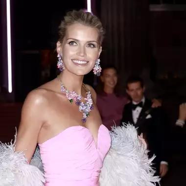 Από τις ανιψιές της πριγκίπισσας Diana έως την οικογένεια Νιάρχου | Οι παρου��ίες που ξεχώρισαν στο gala του Βρετανικού Μουσείου