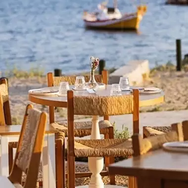 Ταράτσες, κήποι και αυλές | Τα εστιατόρια και μπαρ της πόλης που θα μας δροσίσουν για τα καλά