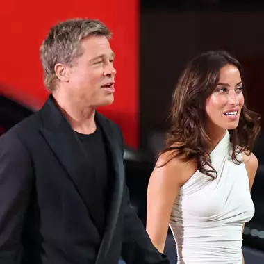 81ο Φεστιβάλ Βενετίας | Η πρώτη red carpet εμφάνιση του Brad Pitt και της Ines de Ramon είναι γεγονός