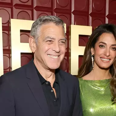 Amal Clooney | Η εντυπωσιακή εμφάνιση με Versace φόρεμα σε after-party των Χρυσών Σφαιρών