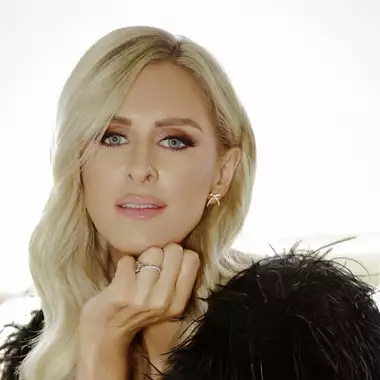 Βίντεο | Η Nicky Hilton Rothschild μάς ανοίγει την οικογενειακή έπαυλη στο Bel Air και μιλά για τη ζωή της