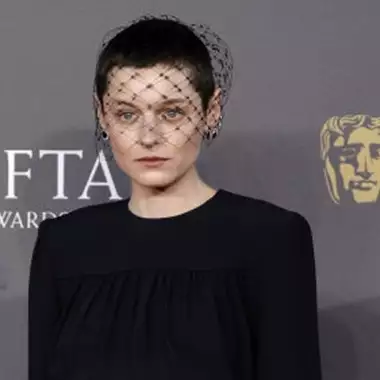 Emma Corrin| 5 εμφανίσεις που επιβεβαιώνουν πως είναι το απόλυτο style icon σήμερα