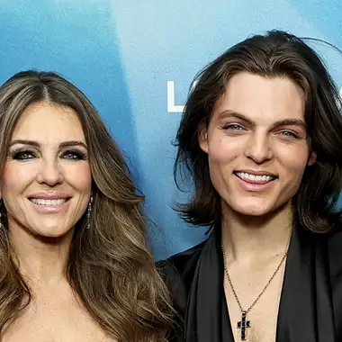 Elizabeth Hurley | Η αντίδραση του γιου της στην είδηση ότι είναι ζευγάρι με τον Billy Ray Cyrus