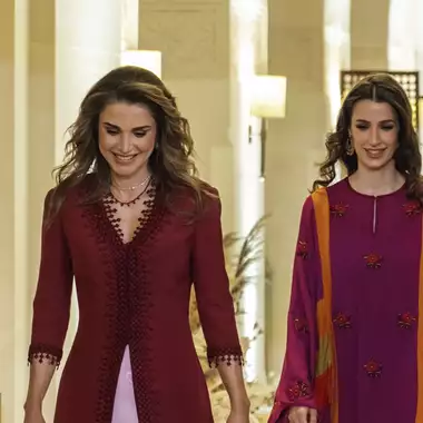 Ράνια της Ιορδανίας | Η φωτογραφία με τον γιο της, πρίγκιπα Hussein και την πριγκίπισσα Rajwa για τα γενέθλιά της