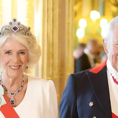 Καμίλα | Η εντυπωσιακή τιάρα από τη συλλογή της βασίλισσας Ελισάβετ που φόρεσε στο επίσημο δείπνο στο Windsor