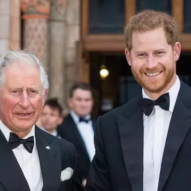 Βασιλιάς Κάρολος | Ο φόβος που τον εμποδίζει να επανασυνδεθεί με τον γιο του, πρίγκιπα Harry