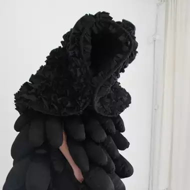 Bring Me to the Cosmos | Μία σύντομης διάρκειας νέα έκθεση παντρεύει υψηλή ραπτική και τέχνη