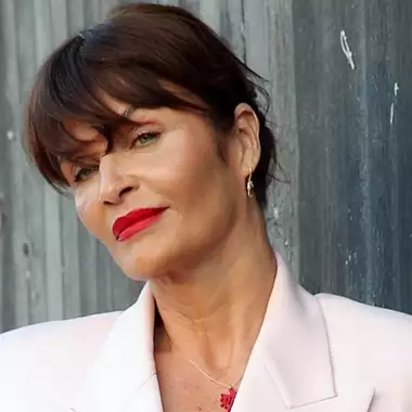 Helena Christensen| Καν' το αν τολμάς: Το μοντέλο υποδέχεται τον χειμώνα βουτώντας σε μια παγωμένη λίμνη