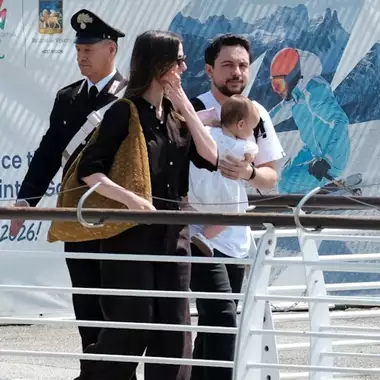 Πριγκίπισσα Iman | Αγκαλιά με τον πατέρα της, πρίγκιπα Hussein σε μία νέα οικογενειακή φωτογραφία