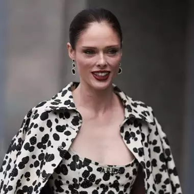 Τα μπορντό κραγιόν που φορούν οι πιο stylish γυναίκες τώρα