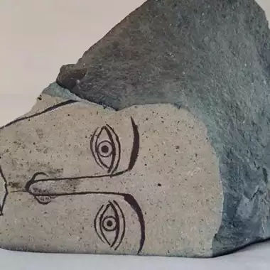 Η πέτρα ως καμβάς δημιουργίας | Μία εντυπωσιακή νέα έκθεση 27 καλλιτεχνών στο ατελιέ του ζωγράφου Νίκου Νικολάου