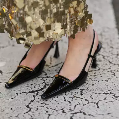 Μαύρες γόβες λουστρίνι | Η κομψή glossy επιλογή για τα γιορτινά σου looks