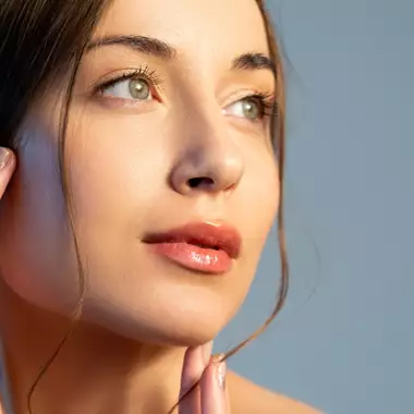 5 οροί που "σβήνουν" τα σημάδια κούρασης από το πρόσωπο