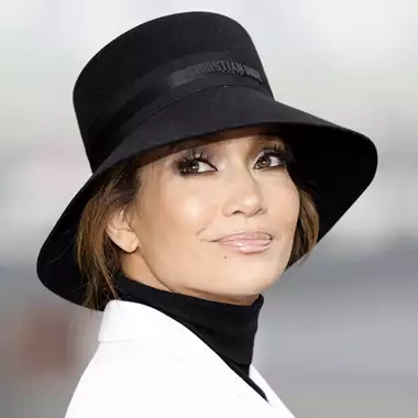 Chocolate Cherry Nails | Το νέο μανικιούρ της Jennifer Lopez είναι η πιο hot πρόταση του χειμώνα