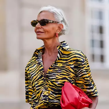 It's all in the details | Τα αξεσουάρ μαλλιών που επιλέγουν οι πιo stylish γυναίκες άνω των 50